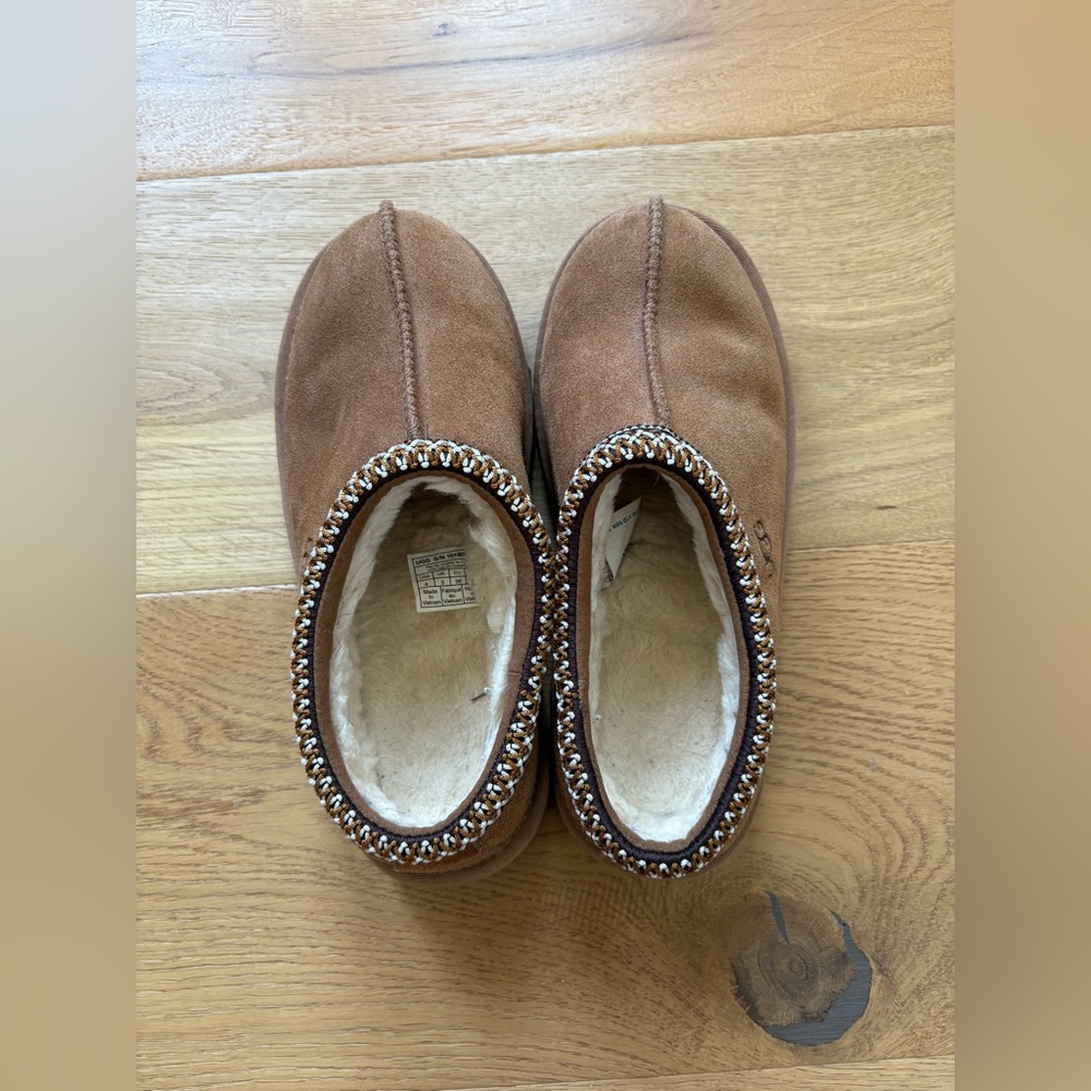 Kids UGG tasmans size 4 (fits women’s size 5.5/6)
